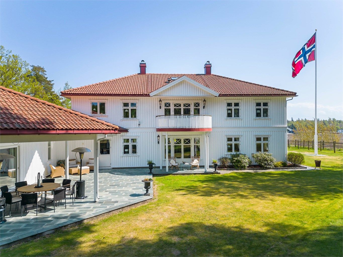 Praktfull og unik flerbukseiendom med hovedhus, dobbelgarasje og stor sidebygning - Foto: Kristian Bollæren v/Fotofinish