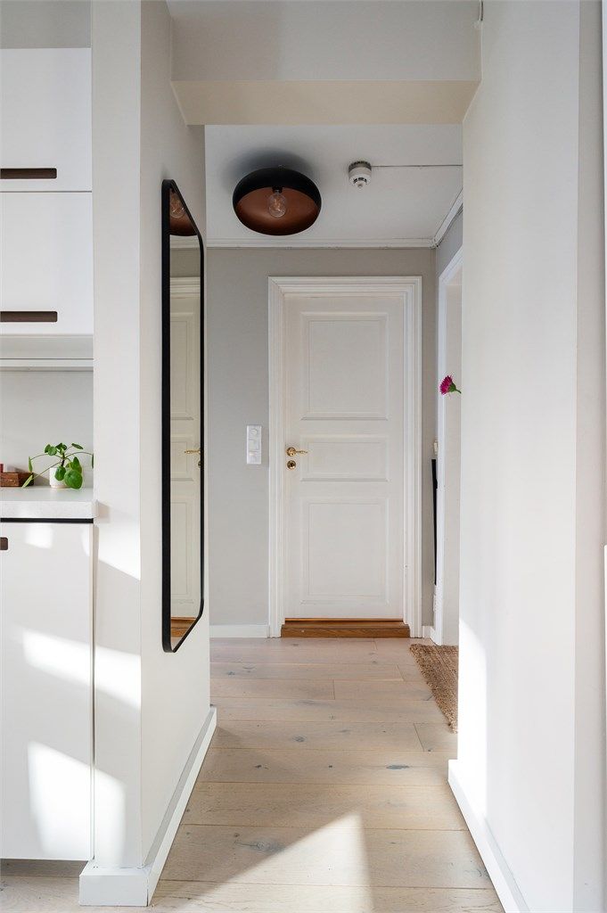 Gjennomgående en-stavs parkett skaper en helhetlig og innbydende følelse.