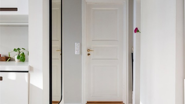 Gjennomgående en-stavs parkett skaper en helhetlig og innbydende følelse.