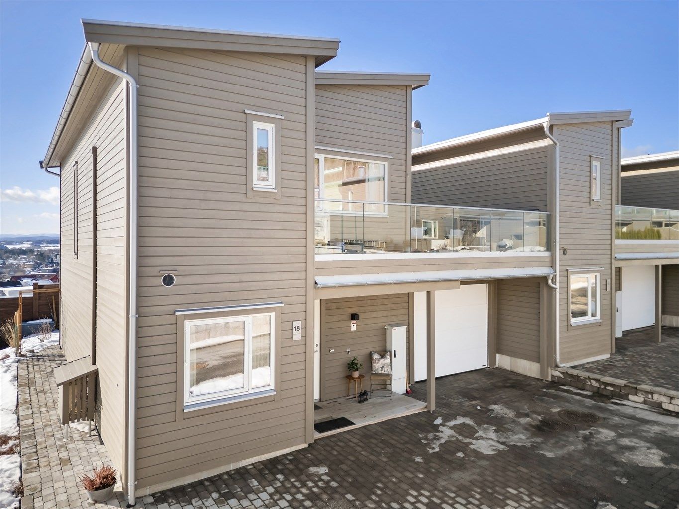 Parkering i garasje og på egen gårdsplassen med belegningsstein foran garasjen