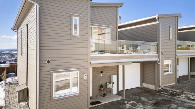 Parkering i garasje og på egen gårdsplassen med belegningsstein foran garasjen