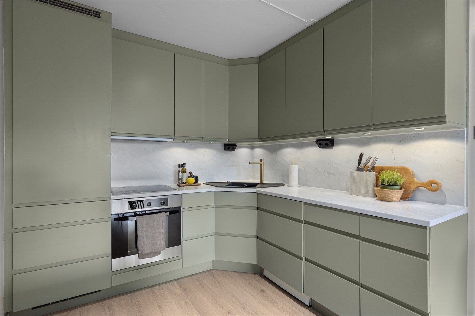 Leiligheten undergikk totaloppussing i 2023 og fremstår utrolig lekker med høyt fokus på detaljer 