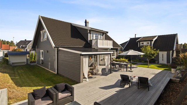 Koselig med hage rundt huset, slik at barna kan boltre seg