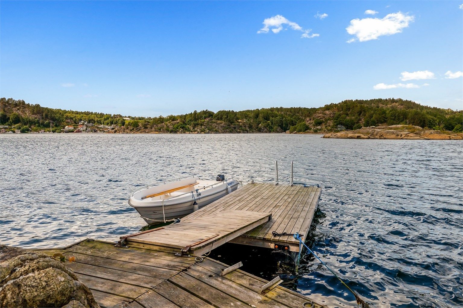Du har gode bademuligheter fra egen flytebrygge, som deles med naboen. Flytebryggen er ikke omsøkt eller godkjent.
