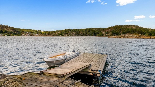 Du har gode bademuligheter fra egen flytebrygge, som deles med naboen. Flytebryggen er ikke omsøkt eller godkjent.