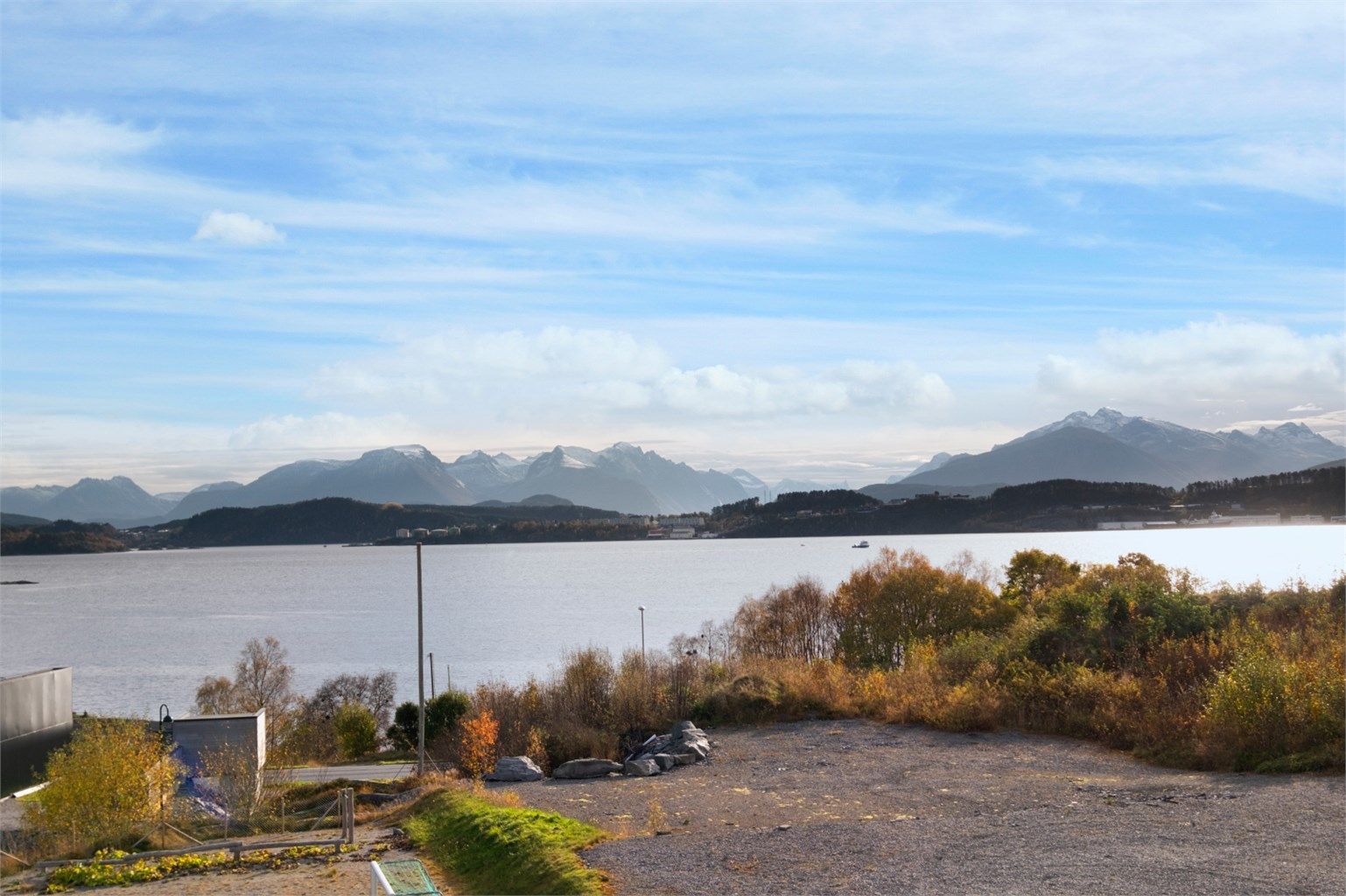 Fantastisk utsikt mot fjord og fjell