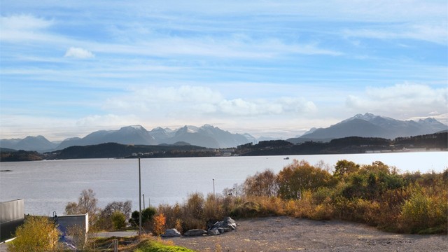 Fantastisk utsikt mot fjord og fjell