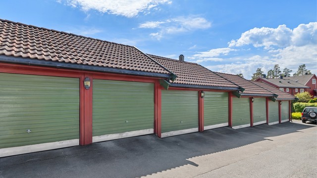 Det medfølger en garasjeplass i felles garasjerekke, utstyrt med el-billader. I tillegg til utvendige gjesteparkeringsplasser.