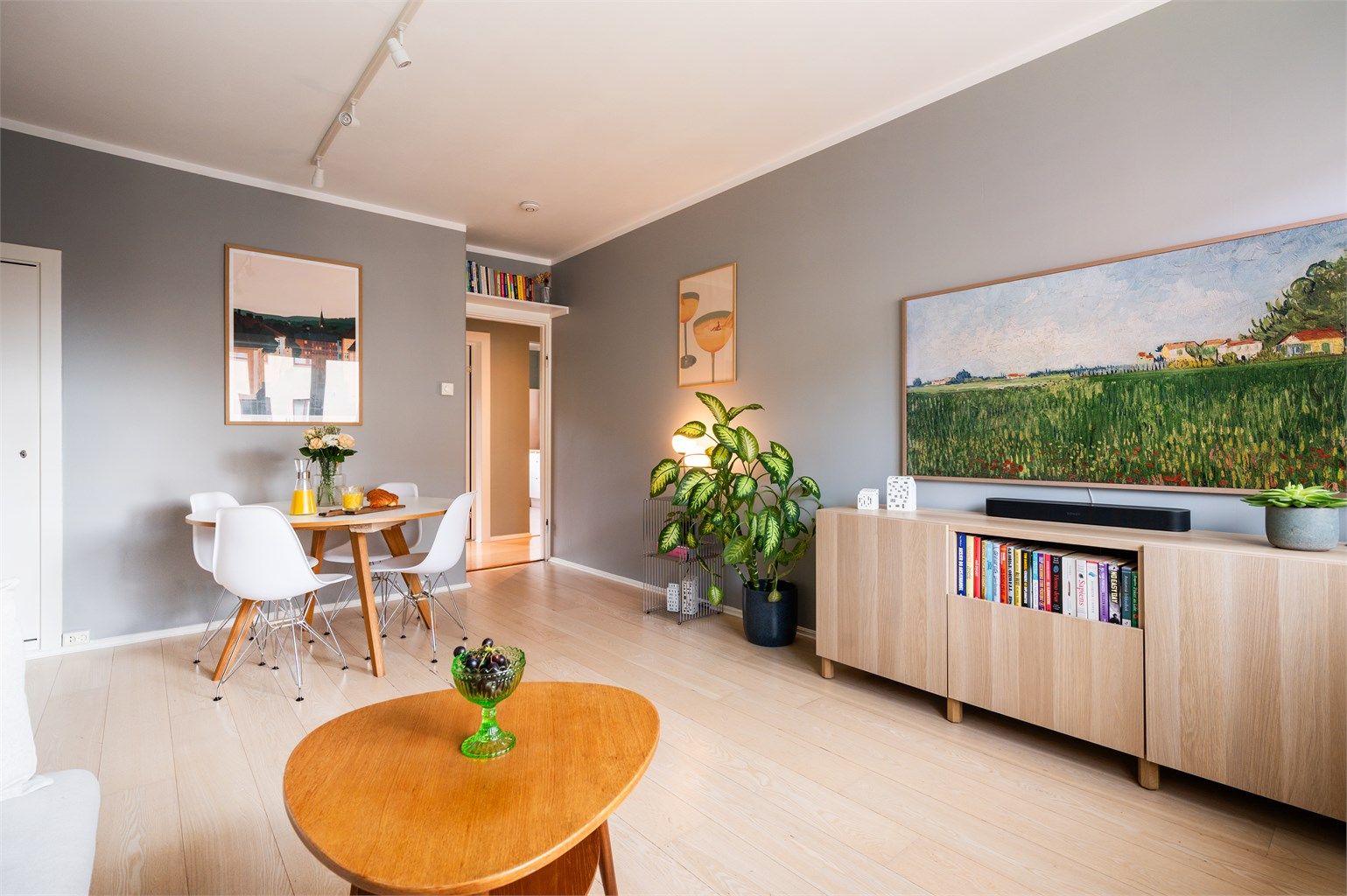 Stuen ble sparklet og malt i behagelige og nøytrale farger i 2022. 