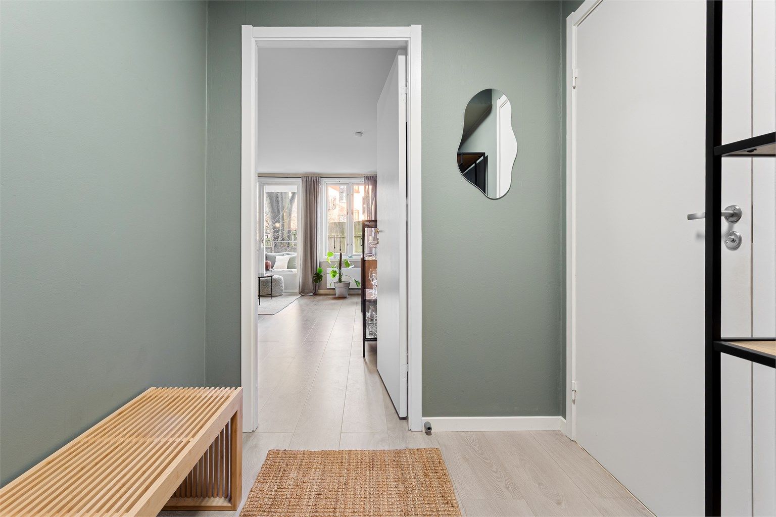 Rommet har malte overflater, laminat på gulv og lyd- og brannklassifisert inngangsdør.