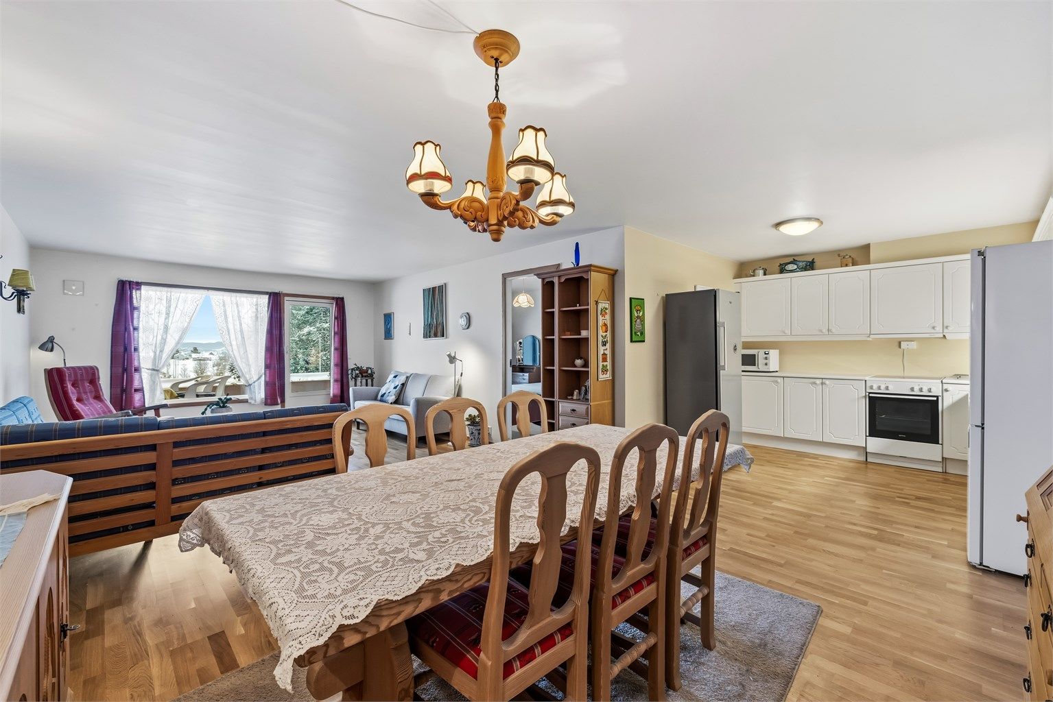 Leiligheten har en sosial, åpen løsning mellom kjøkken og stue