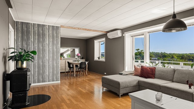 Oppussing er i senere år utført i de fleste rom, stuen inkludert. Her er i tillegg varmepumpe installert. Noe arbeid som stedvis gjenstår vil ikke bli ferdigstilt.