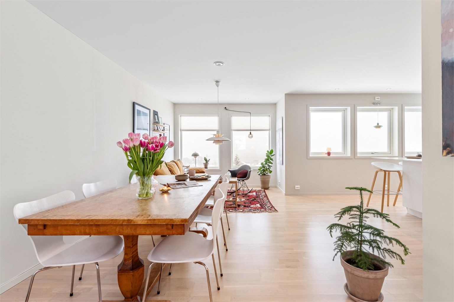 Her er det god plass for et langbord til hyggelige sammenkomster.