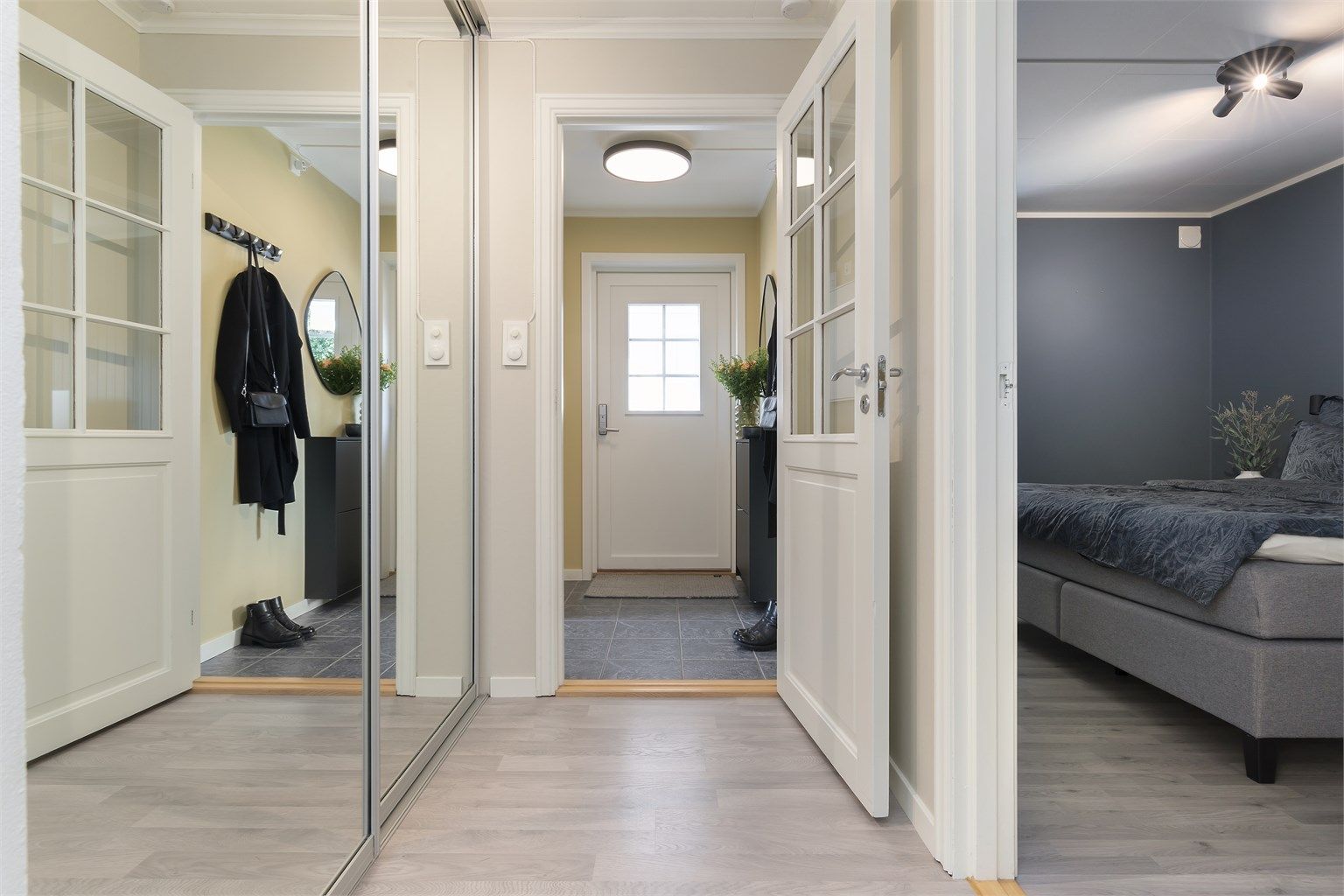 Leiligheten har adskilt inngangsparti, før man kommer til gangen som og er godt utnyttet med en romslig skyvedørsgarderobe