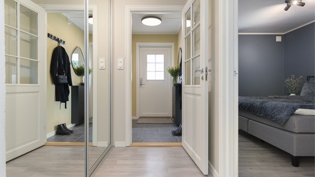 Leiligheten har adskilt inngangsparti, før man kommer til gangen som og er godt utnyttet med en romslig skyvedørsgarderobe