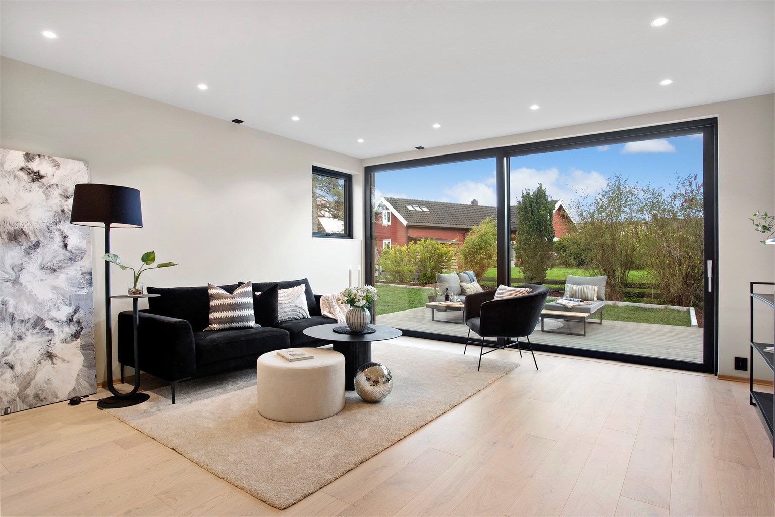 Lys og romslig stue med utgang til solrik uteplass