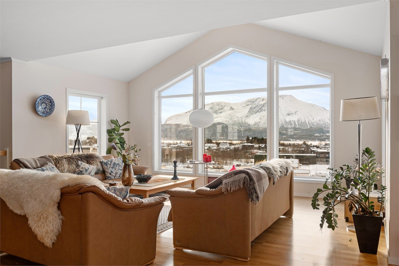 Den gode takhøyden og de store vindusflatene gir en lys og luftig atmosfære i rommet.