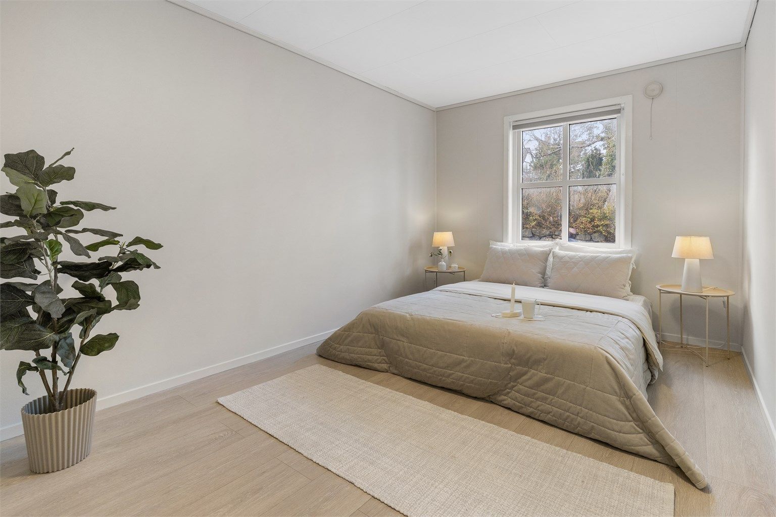 Romslig og innbydende hovedsoverom med god plass til stor seng og øvrig møblement.