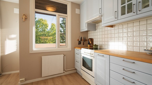 Kjøkkenet er utstyrt med kjøleskap med fryser, oppvaskmaskin og komfyr, samt ventilator integrert i overskap.