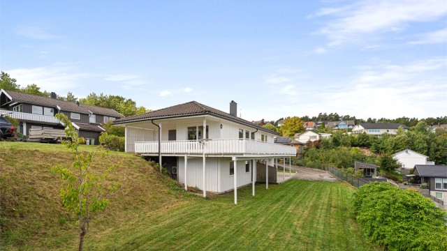 Velkommen til Øvre Hestheia 8 - En stor og innholdsrik enebolig med flott beliggende og romslig tomt. Stor garasje med tre porter og verksted. Utsikt og gode solforhold