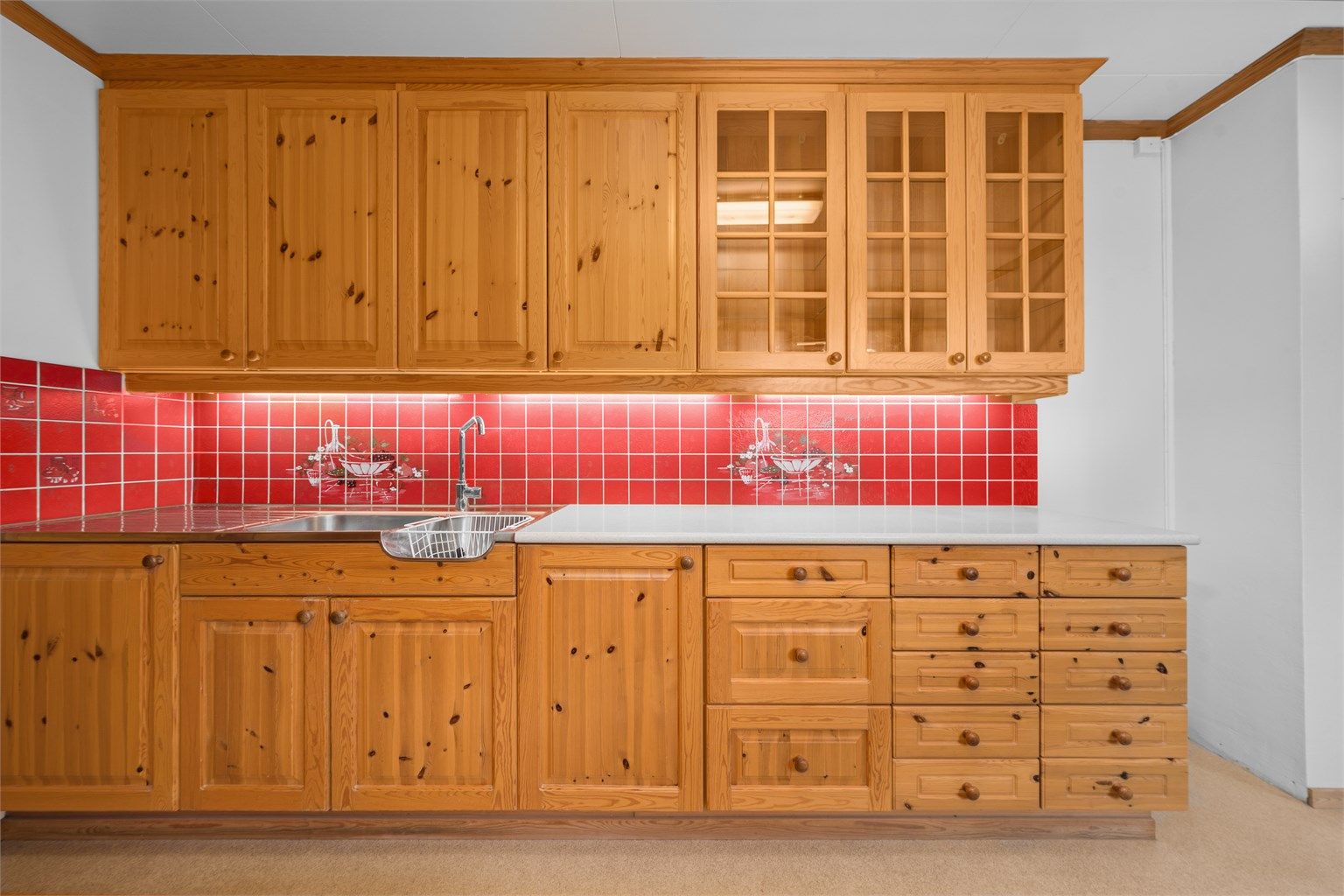 Innredningen byr på rikelig med skap- og benkeplass. Benkeplatene er utført i Corian.