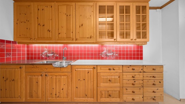 Innredningen byr på rikelig med skap- og benkeplass. Benkeplatene er utført i Corian.