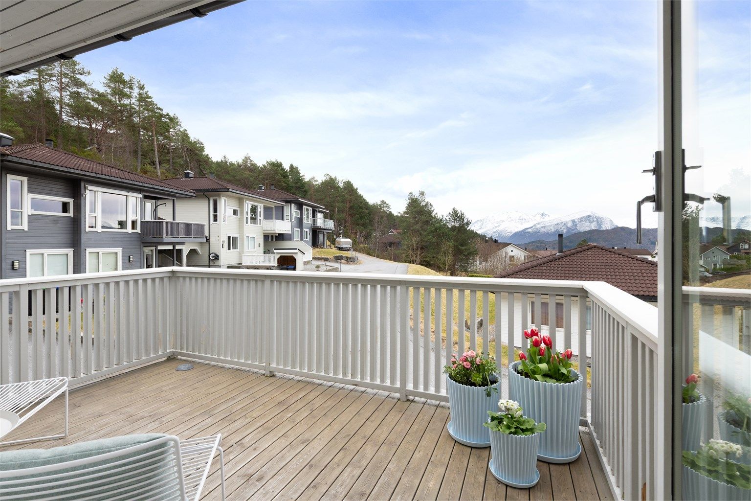 Balkongen er en fin forlengelse av stuen på varme dager.