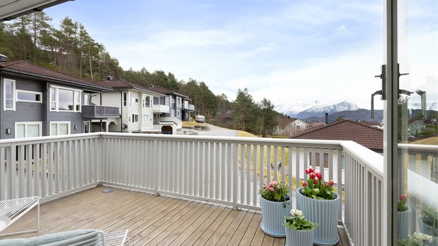 Balkongen er en fin forlengelse av stuen på varme dager.