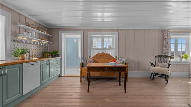 Fra kjøkkenet har man adkomst ut til terrassen og trapp ned til kjelleren