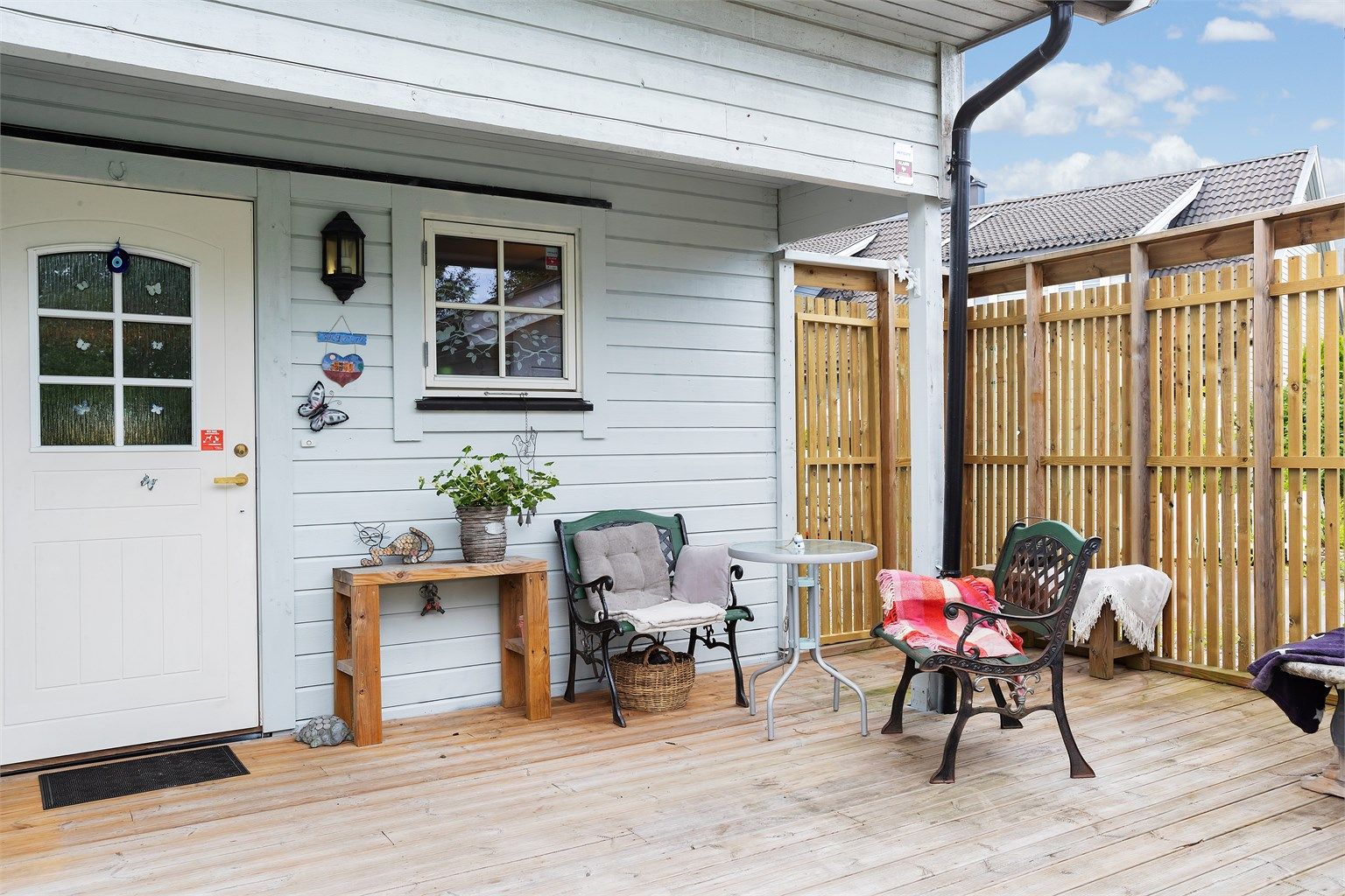 Hyggelig inngangsparti med markterrasse på ca. 15 kvm. 