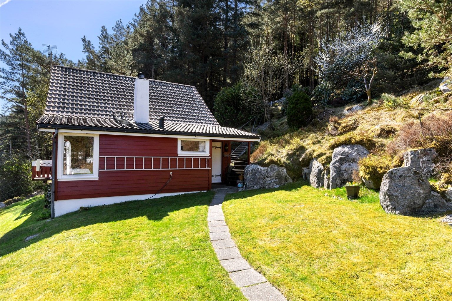 Eiendommen ligger skjermet til, omgitt av skog og natur.