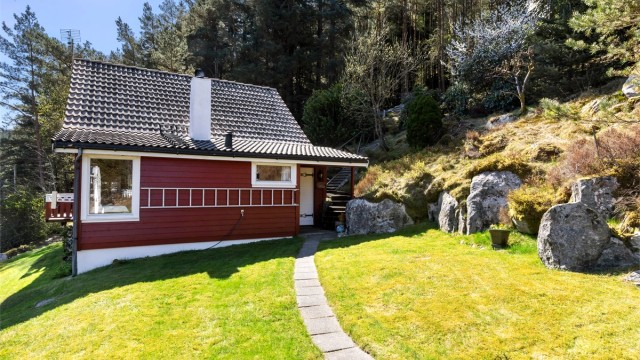 Eiendommen ligger skjermet til, omgitt av skog og natur.