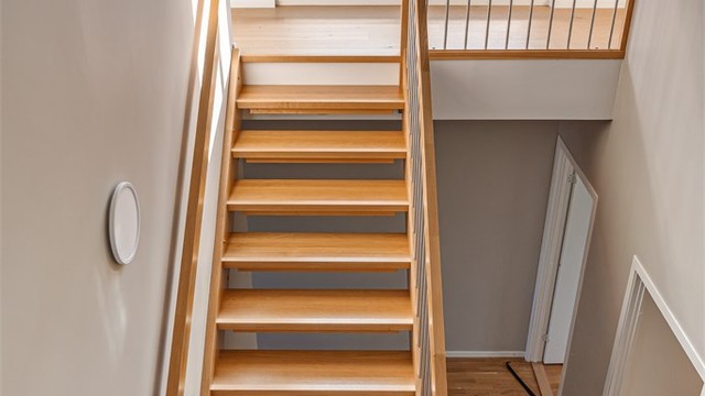 Trappen forbinder de to etasjene og har rekkverk av tre og metall.