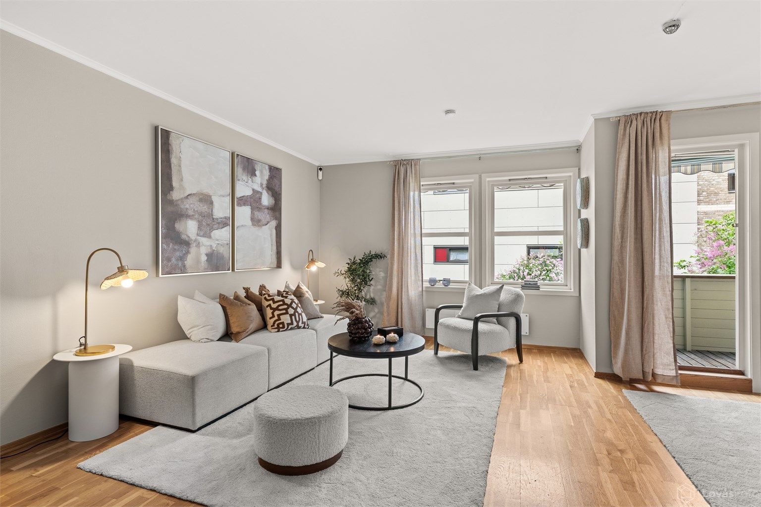 Store vindusflater slipper inn godt med lys.