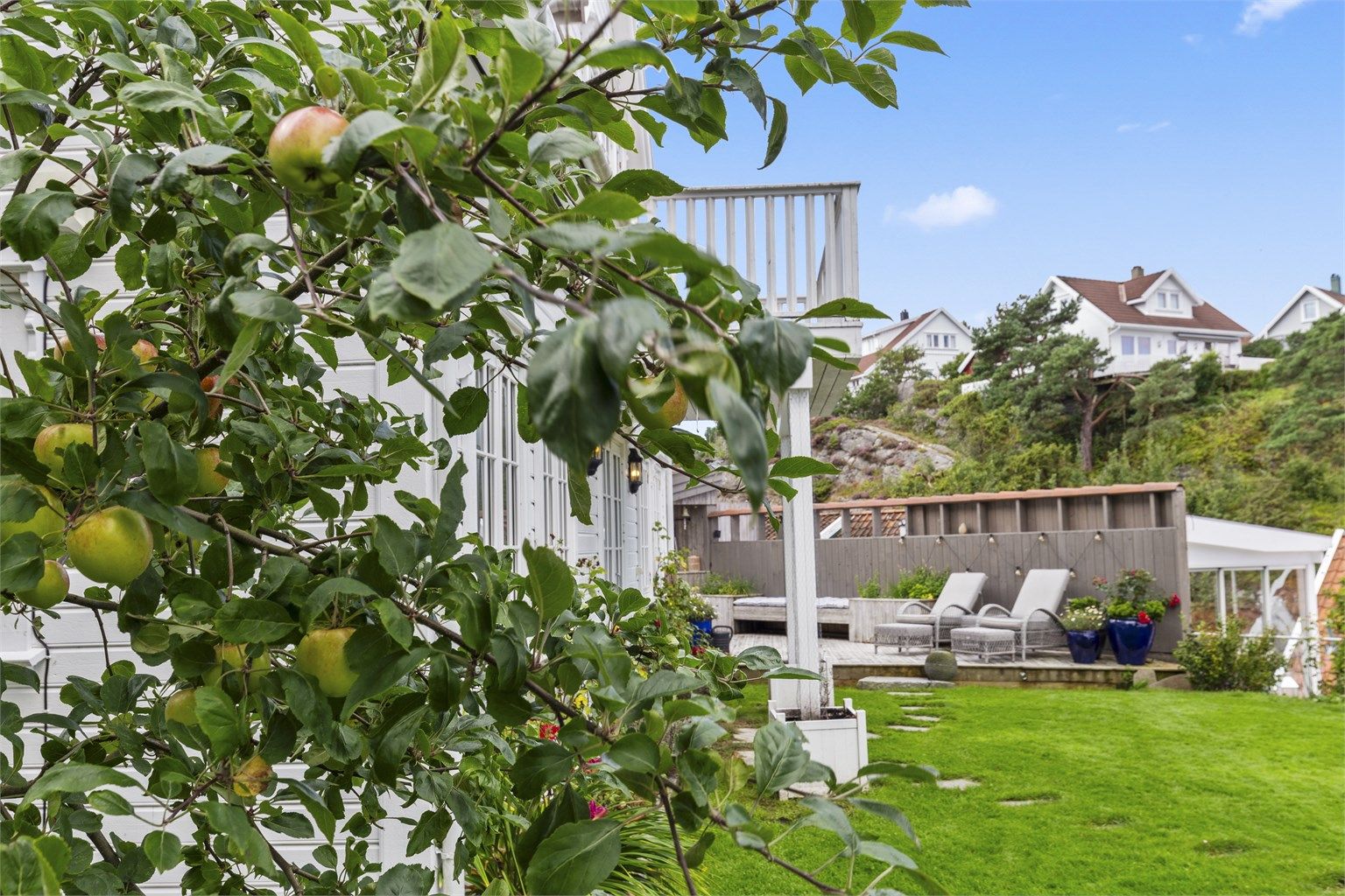 Nydelig hytte, hage og beliggenhet