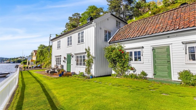 Boligen består av to sammenbygde hus, opprinnelig fra ca. 1820 og 1830.