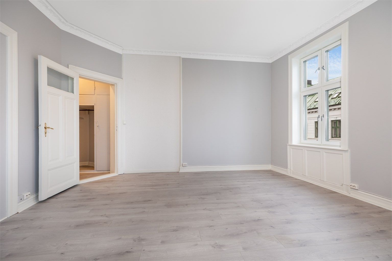 Lys og åpen stue med plass til alt av møblement. Nytt gulv og nymalte vegger.