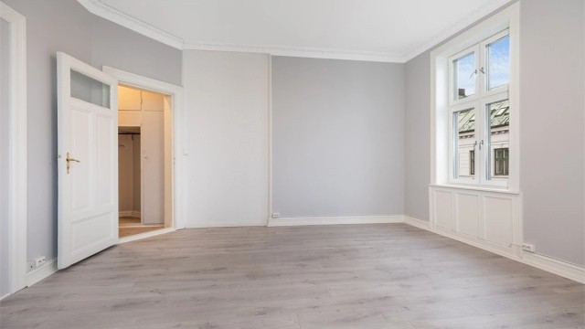 Lys og åpen stue med plass til alt av møblement. Nytt gulv og nymalte vegger.