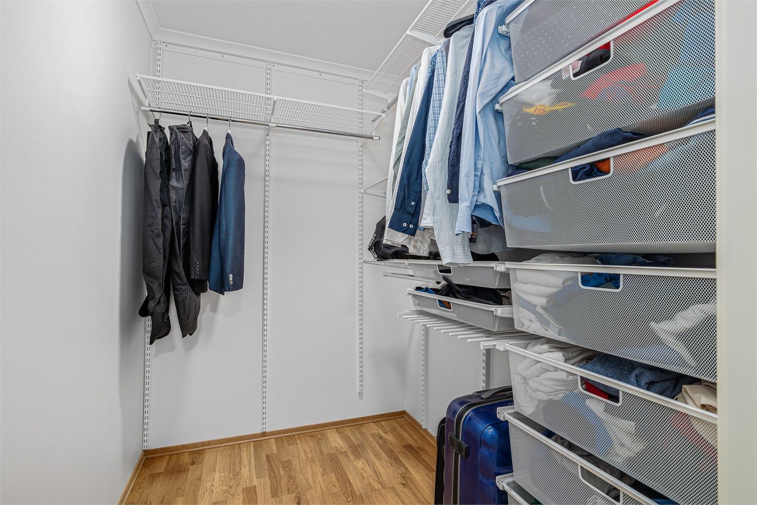 Bod på innsiden av vaskerom benyttes som walk-in closet.