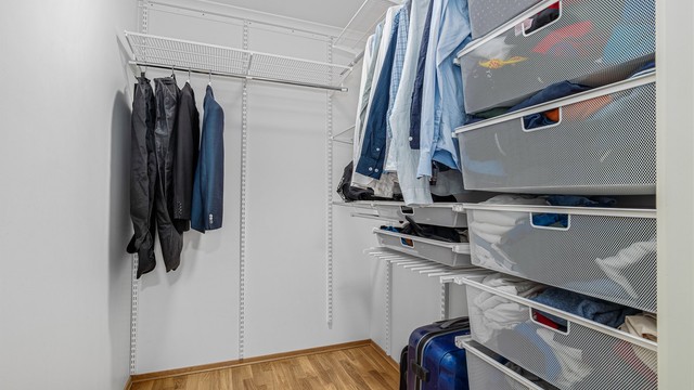 Bod på innsiden av vaskerom benyttes som walk-in closet.