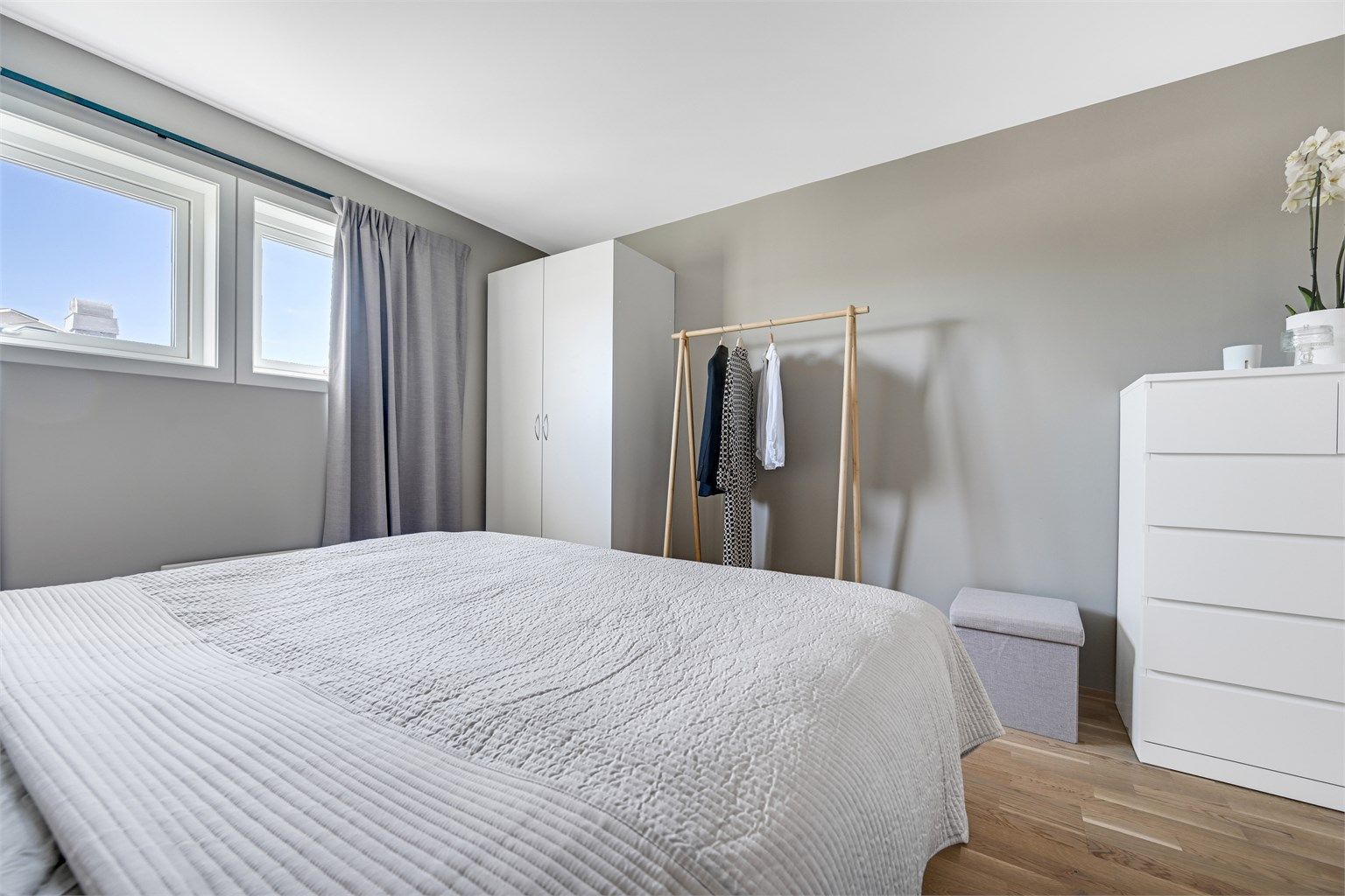 Hovedsoverom med god plass til dobbeltseng og garderobeløsning.