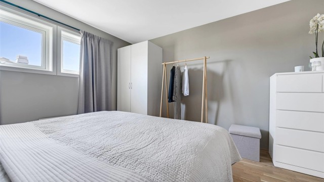 Hovedsoverom med god plass til dobbeltseng og garderobeløsning.
