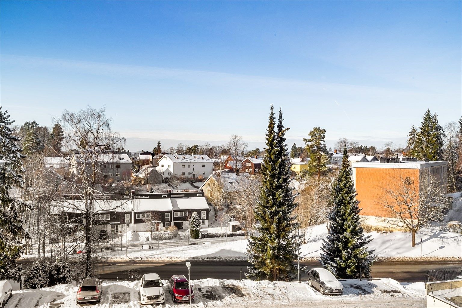 Leiligheten ligger svært høyt i 1. etasje, noe som gir en opplevelse av å være i 2. etasje.