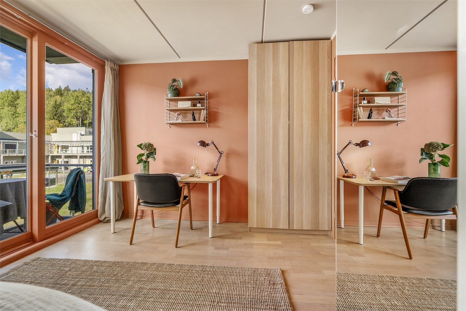 Videre har rommet god plass til et skrivebord