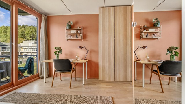 Videre har rommet god plass til et skrivebord