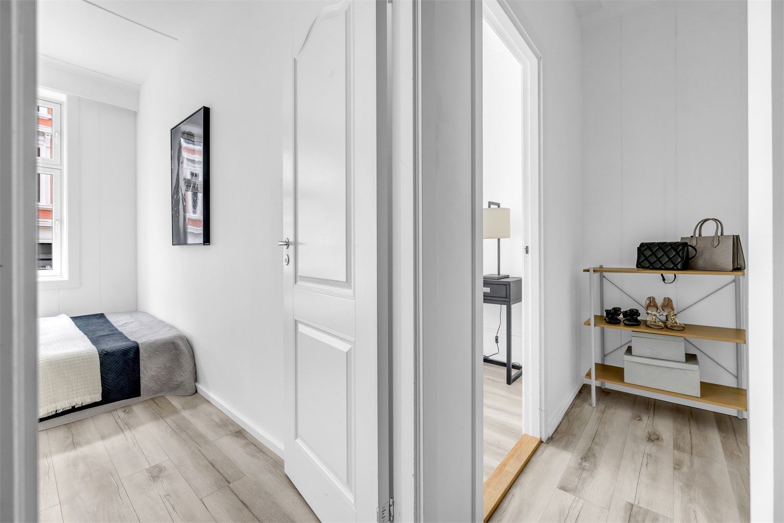 Her er det god plass til å sette inn garderobeskap dersom man skulle ha behov for ekstra oppbevaring.