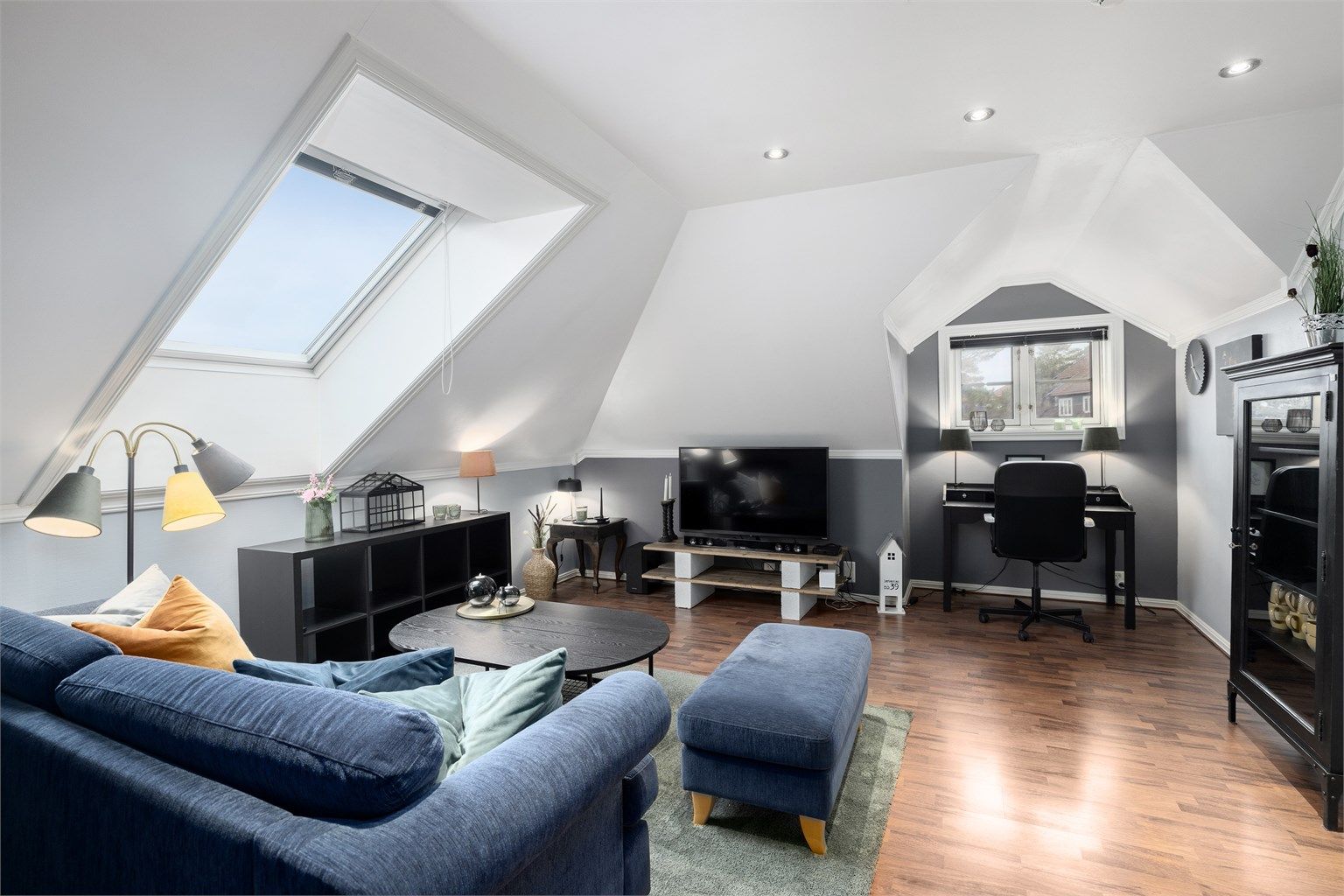 Loftstue eller et perfekt stort soverom til ungdommen 