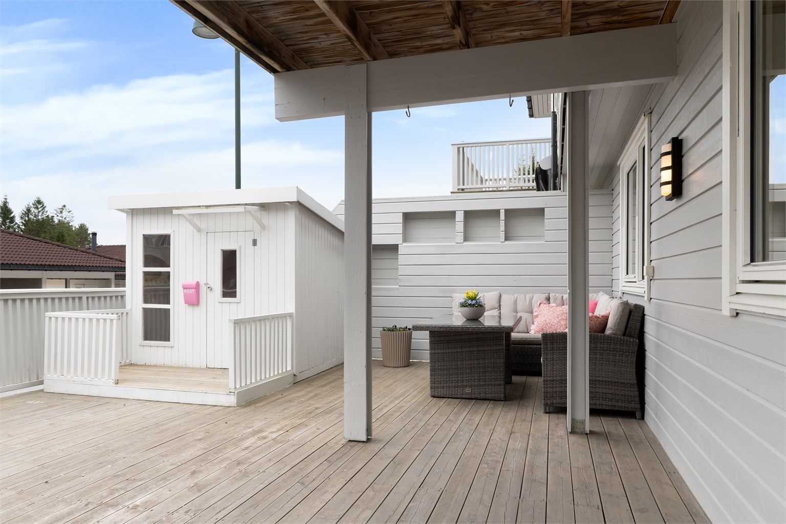 Den sørvendte terrassen ved inngangspartiet er på hele 38 m² og har god plass til utemøbler.