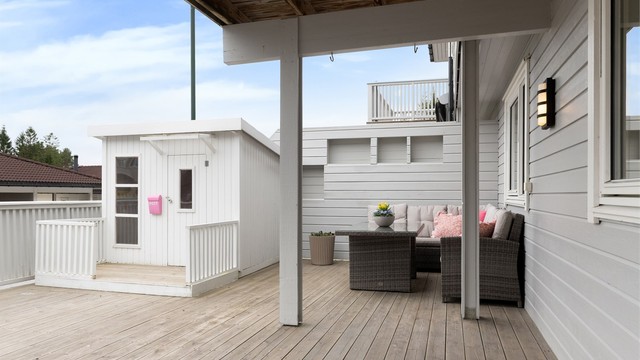 Den sørvendte terrassen ved inngangspartiet er på hele 38 m² og har god plass til utemøbler.