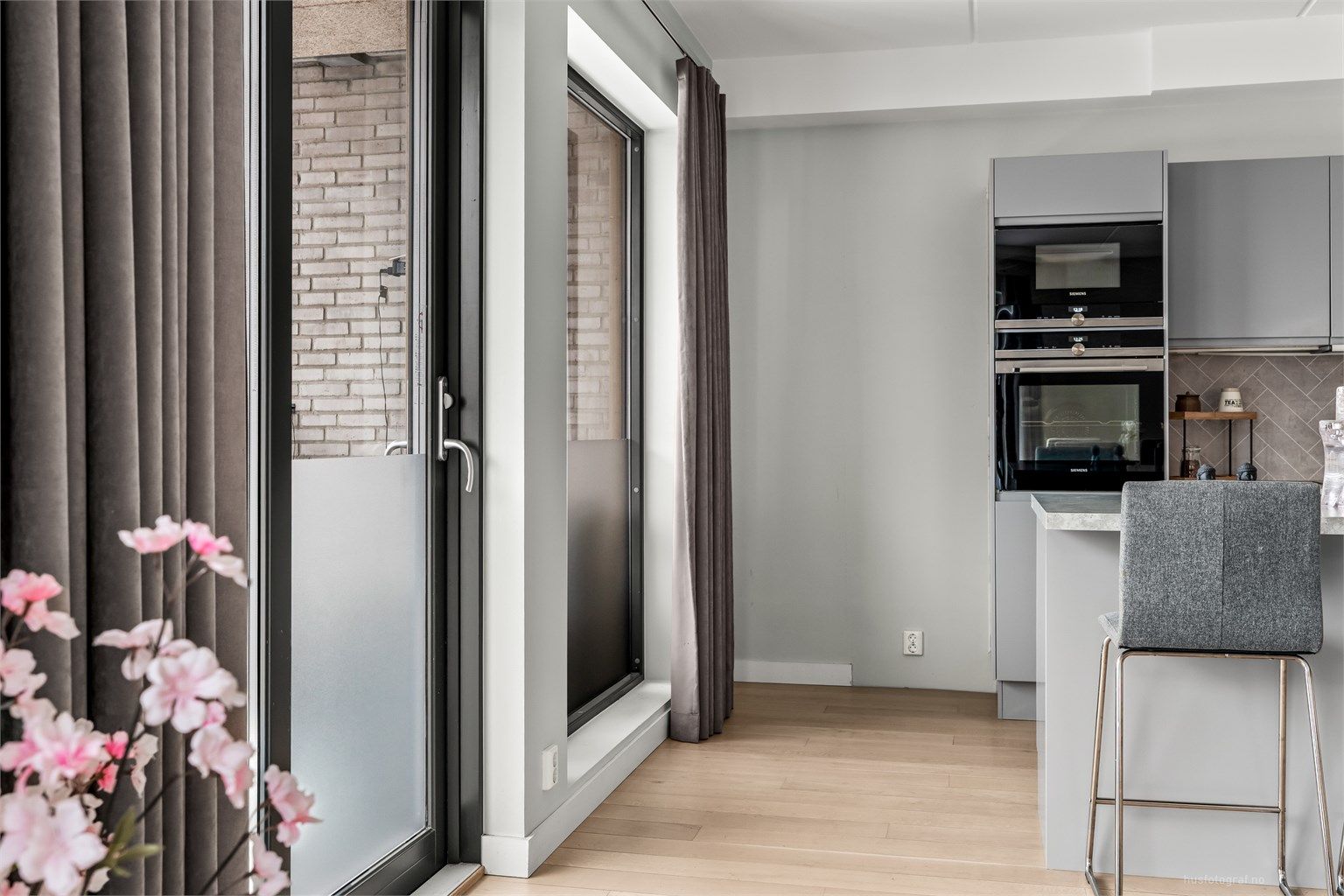 Nylig montert folie for skjerming mot innsyn på vinduer i stue/kjøkken